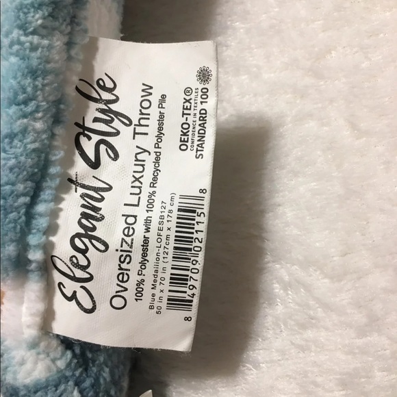 Throw Blanket 50x60 very soft and pretty Excellent Condition - Picture 2 of 2